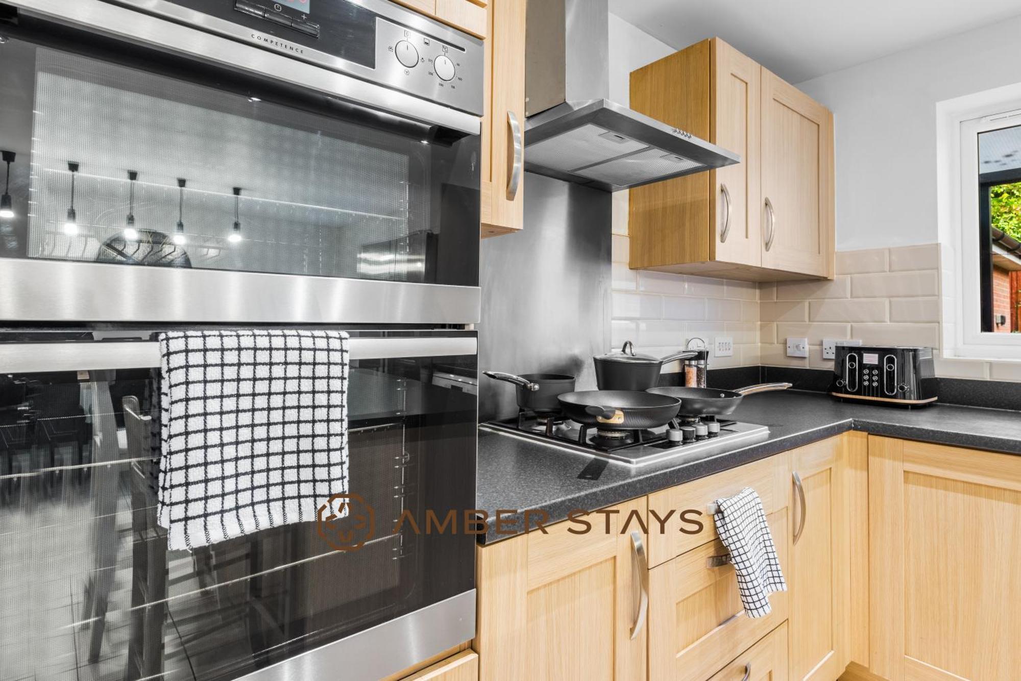 Spacious 5 Bed House In Reading By Amber Stays, Perfect For Business & Contractors, Sleeps 12! Exterior photo